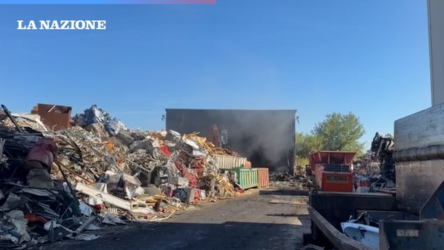 Incendio a Livorno, nube nera sulla citt?