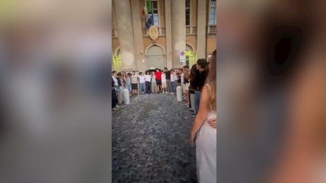 Maturità, gli studenti del Sarpi cantano «Notte prima degli esami» fuori dal liceo
