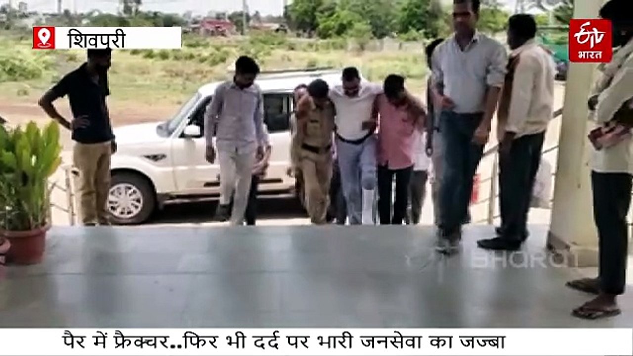 जनसेवा ही पैनकिलर! पैर में फ्रैक्चर तो SDM ने ऑफिस में डाला तख्त, रोज की भांति सारे काम