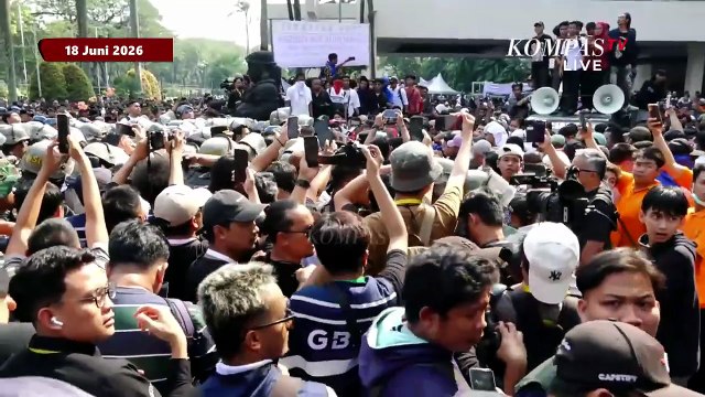 Ricuh! Detik-Detik Eksekusi Eks Hotel Sultan di GBK Senayan, Water Canon Ditembakkan