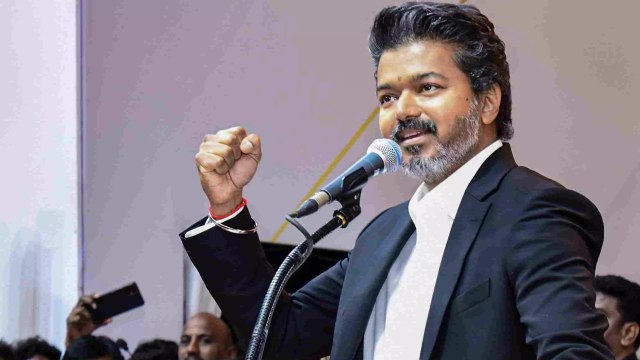 ಸೂಟು ಬೂಟು.. ದುಬಾರಿ ವಾಚು.. ಹೈಟೆಕ್ ಸಿಎಂ ವಿಜಯ್..! ದಳಪತಿ ವಿಜಯ್ ಸರಳತೆ ಕಂಡು ಫಿದಾ ಆದ ಫ್ಯಾನ್ಸ್..!