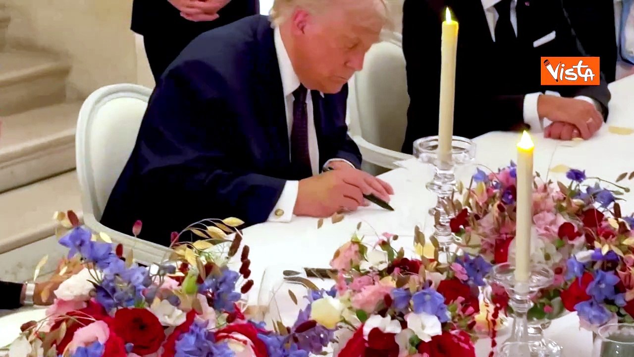 Trump firma la copia cartacea del memorandum di pace con l'Iran a Versailles, ospite di Macron