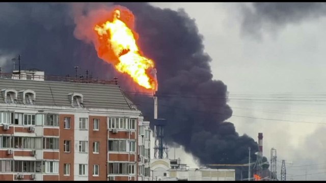 Russia, droni ucraini su Mosca: fiamme in raffineria
