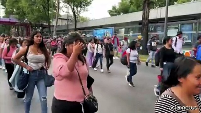 Messico, la protesta degli insegnanti in marcia verso lo stadio