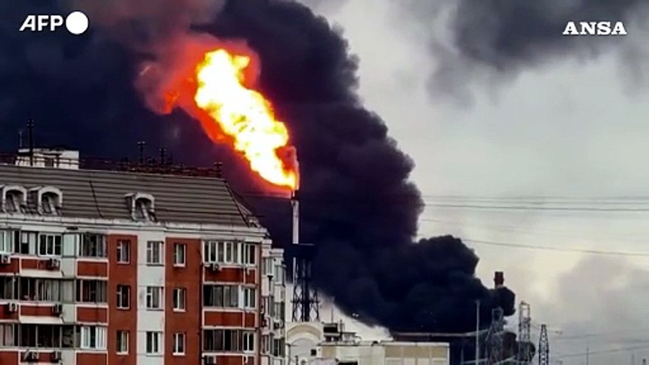 Mosca, in fiamme una raffineria di petrolio dopo un attacco ucraino