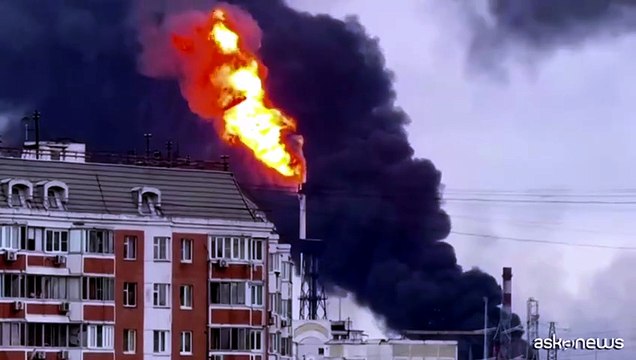 Russia, droni ucraini su Mosca: fiamme in raffineria