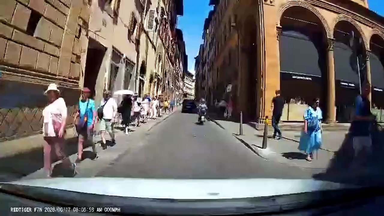 Firenze, rapinatore in fuga fa cadere in strada una passante. Che rischia di essere investita da un taxi