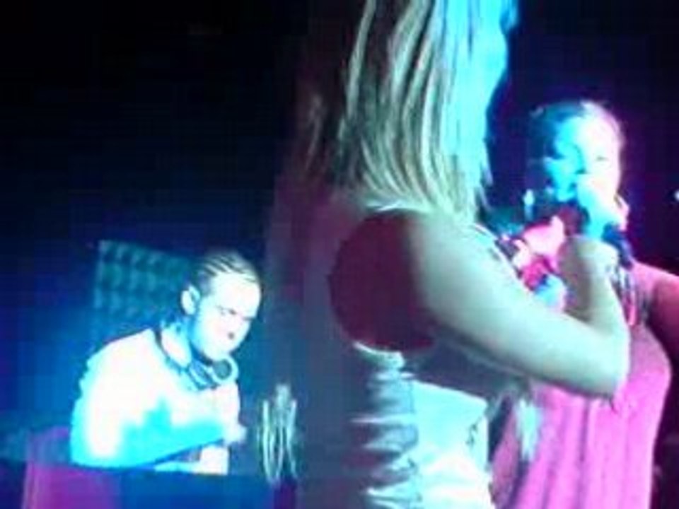 Léa Castel ft Nina Kerkena - Respect (live showcase sfr)