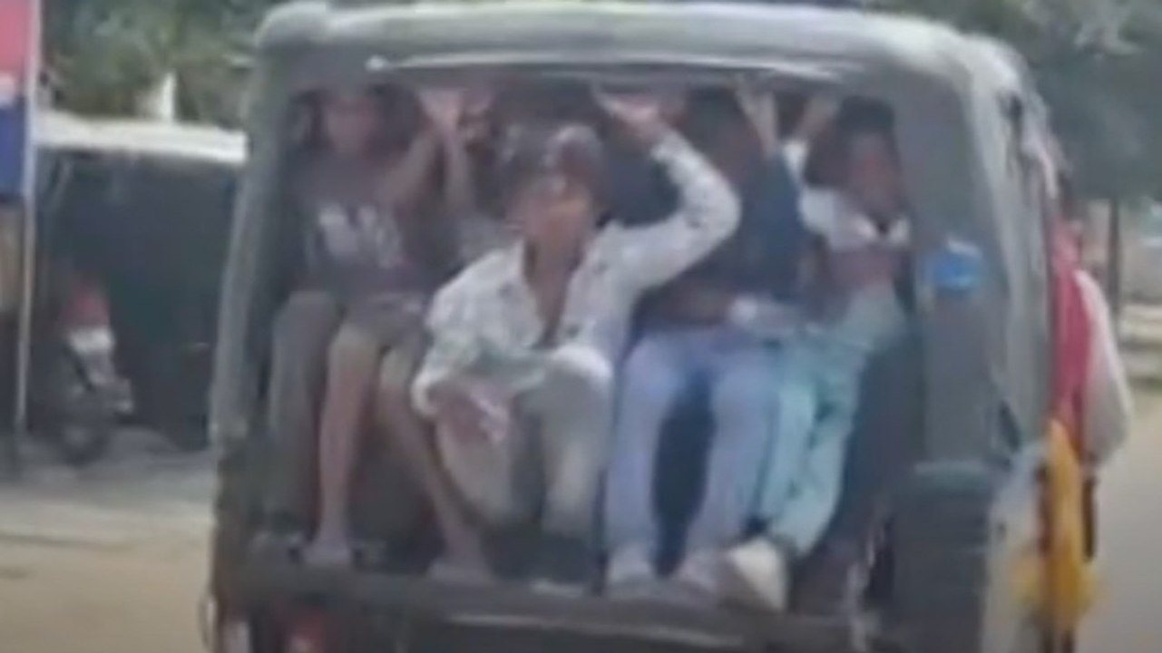 चेकिंग के दौरान खुला ओवरलोडिंग का मामला, ऑटो से निकले 19 लोग