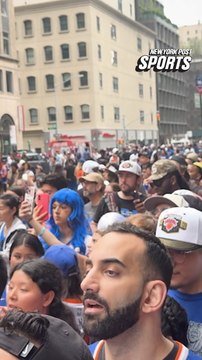 Knicks fans get kicked off truck by NYPD officers