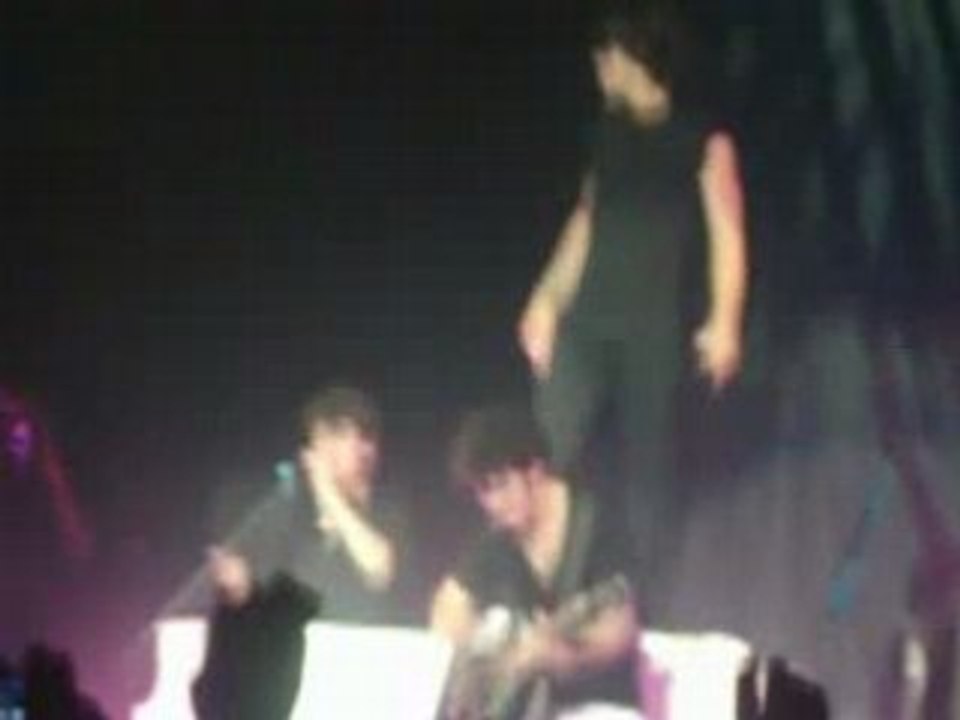 Jonas Brothers When you look me in the eyes 21/06/08 Bxls