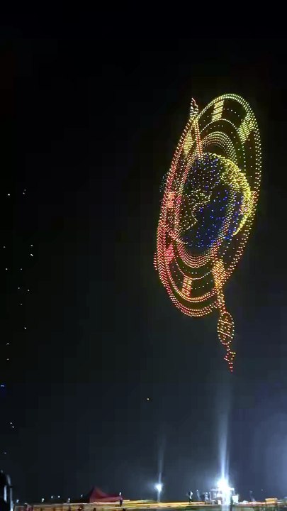 🚁✨ Un total de 33 615 drones a battu plusieurs records du monde Guinness lors d’un seul spectacle aérien au-dessus de Dujiangyan, en Chine. 🇨🇳🌟
