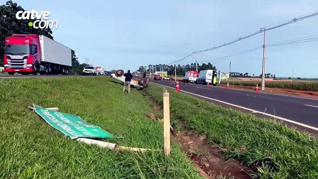 Batida entre dois carros e caminhão deixa veículo capotado na BR-277 em Cascavel