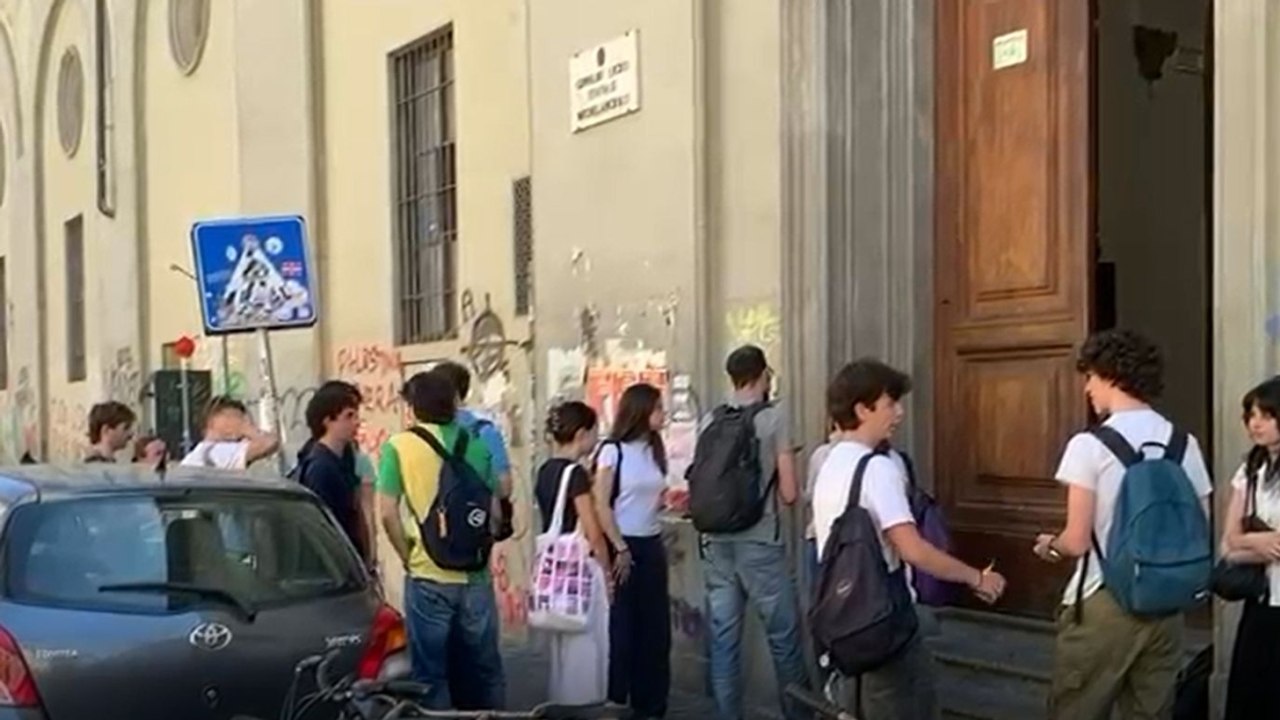 Maturità a Firenze, gli studenti fuori dalle scuole: «Le tracce del tema? Molto strane»