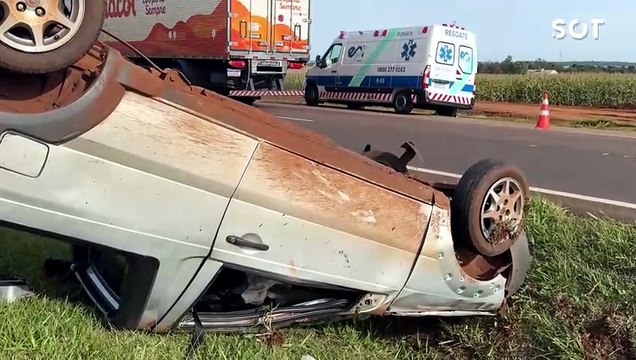 Capotamento na BR-277 após colisão com caminhão deixa dois feridos em Cascavel