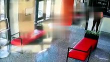 Kadın bir anda alevler içinde kaldı! Çantasındaki şarj cihazı böyle patladı