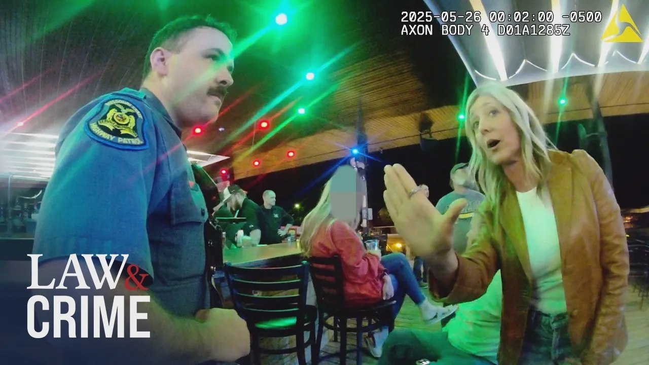 Impactante pelea estalla en el bar de un restaurante abarrotado