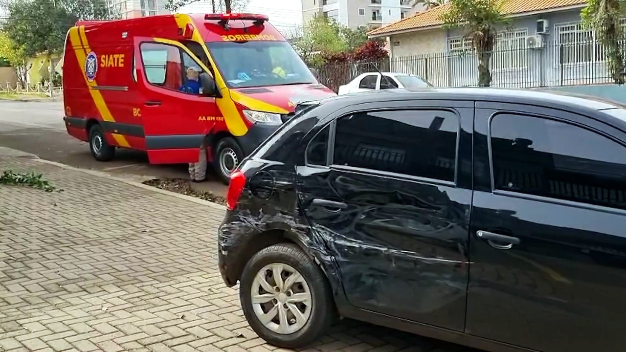 Acidente entre Gol e Toro deixa mulher ferida no Bairro Neva, em Cascavel