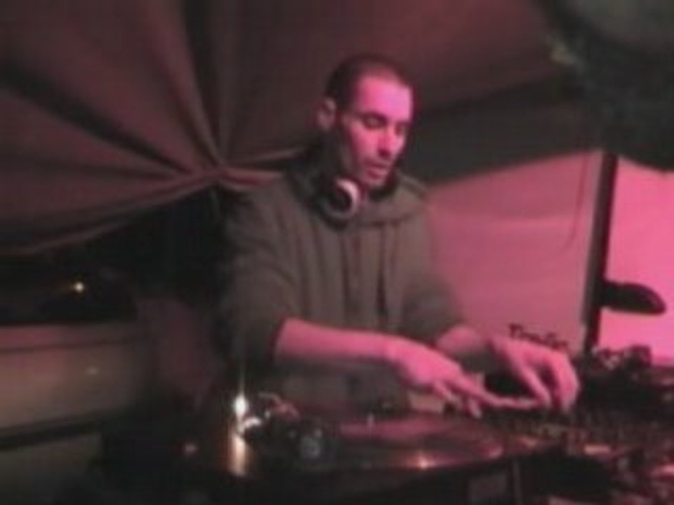 Dj chat (Bivouak Tekno Partisans) au mix !!!