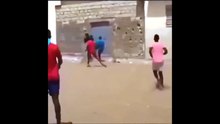 Il rate le but mais pas la tête du supporter