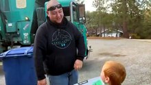 Un éboueur fait une jolie surprise à un enfant fan de camion poubelle