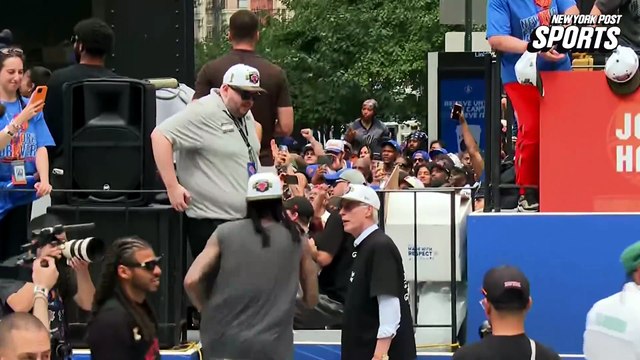 Landry Shamet chugs beer at Knicks championship parade