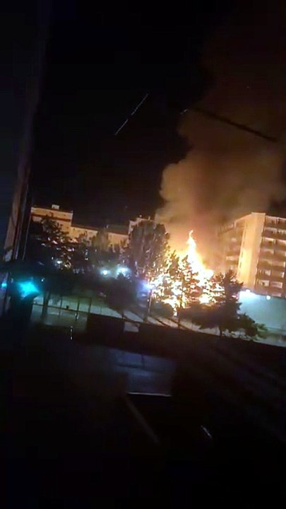 Un incendio arrasa un grupo de viviendas abandonadas en San Julián