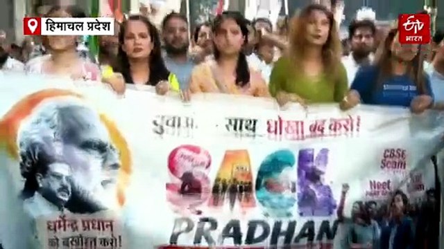 मशालों की रोशनी में गूंजा युवाओं का गुस्सा, NEET पेपर लीक पर शिक्षा मंत्री के इस्तीफे की मांग