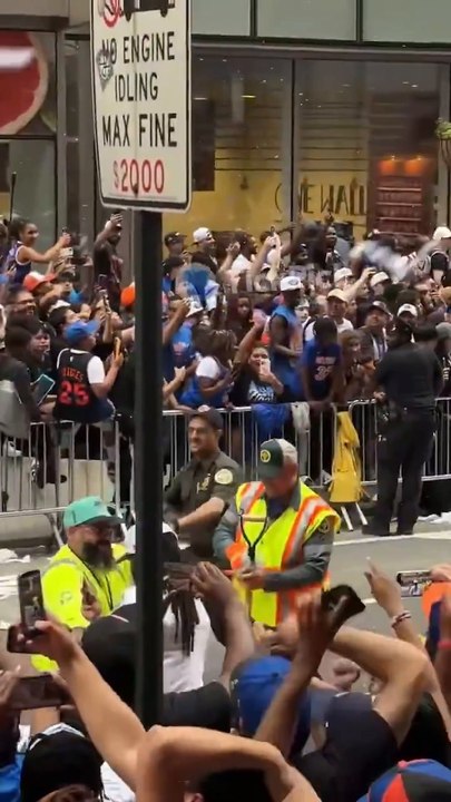 Knicks fans cheer for NYC sanitation workers at parade