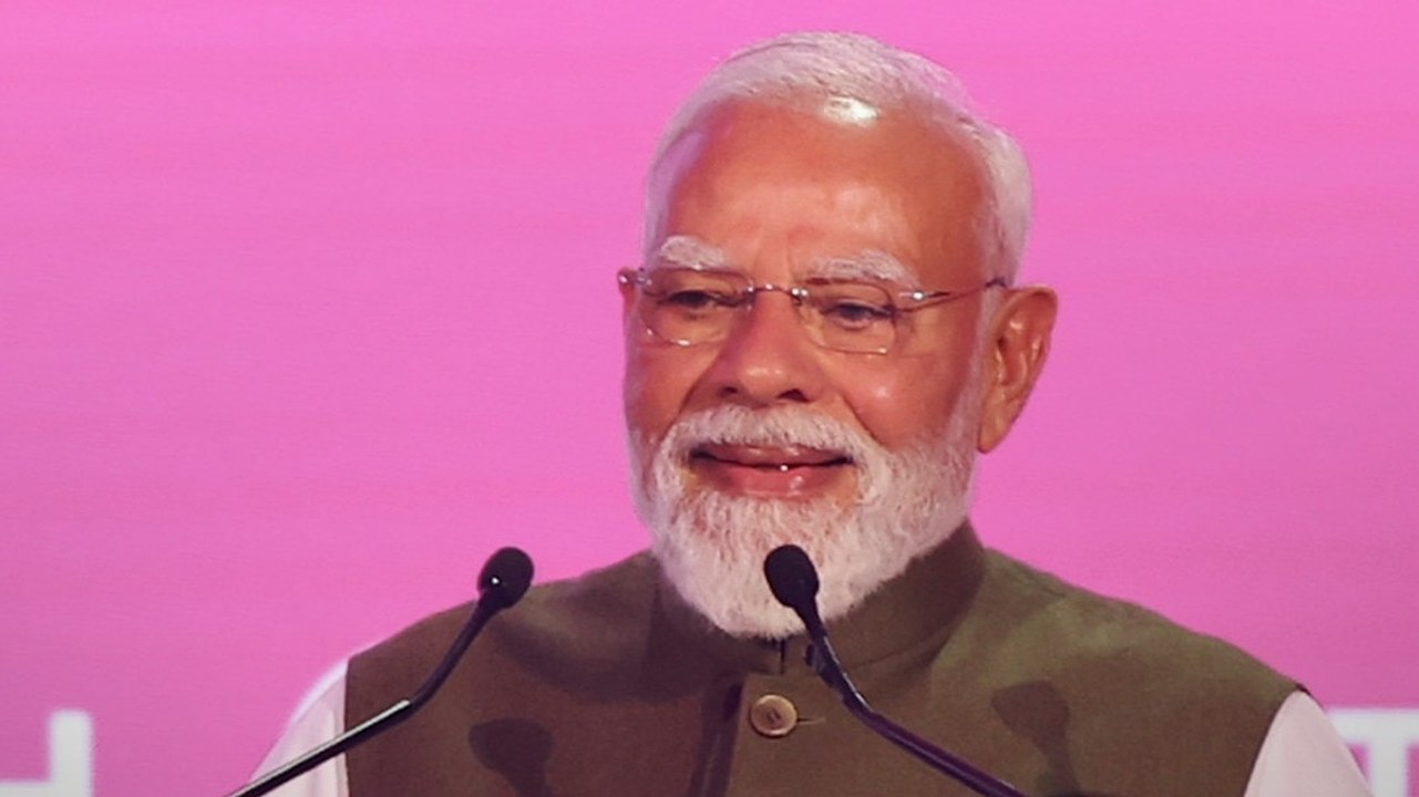 पेरिस में PM मोदी ने गिनाईं अर्थव्यवस्था और डिज...