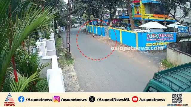 പ്രീസ്കൂളിൽ നിന്ന് റോഡിലിറങ്ങിയ രണ്ടരവയസുകാരൻ ലോറിക്ക് മുന്നിൽ നിന്ന് രക്ഷപ്പെട്ടത് തലനാരിഴയ്ക്ക്