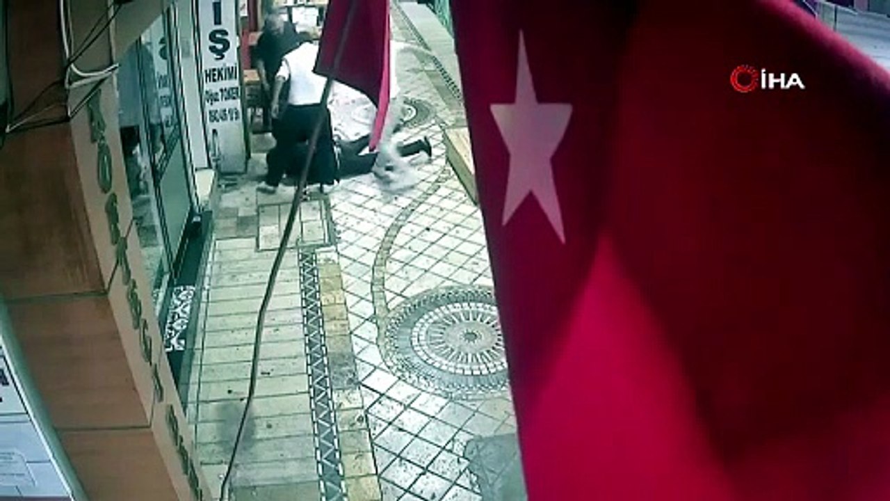 İzmit’te 4 kişinin darbettiği şahıs kanlar içinde kaldı: O anlar kamerada