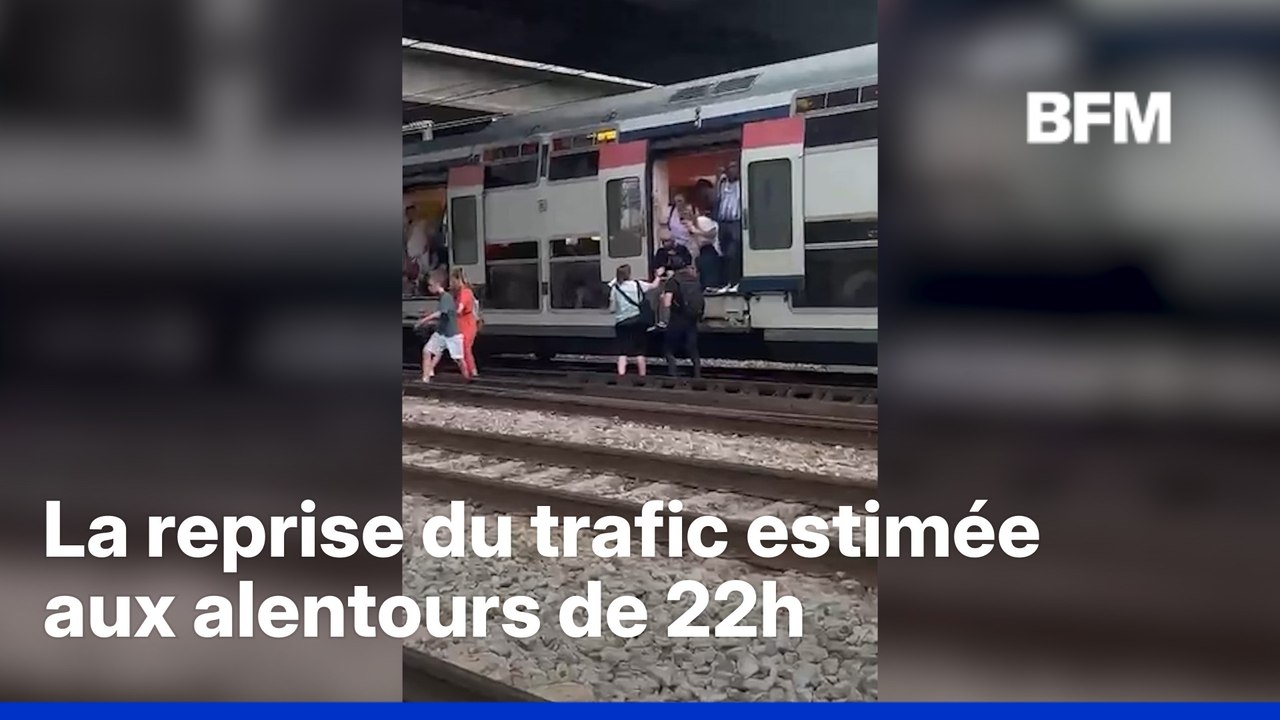 Panne à gare de l'Est: des passagers du RER E sur les voies pour évacuer les trains