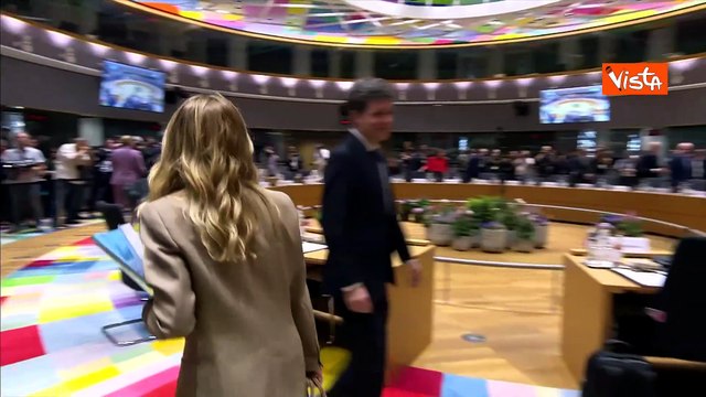 Meloni arriva al Consiglio Ue di Bruxelles, baci e abbracci con Metsola, Kallas e Christodoulids