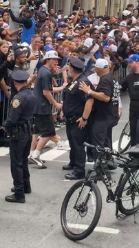 NYPD officers mistake Tyler Kolek for a Knicks fan