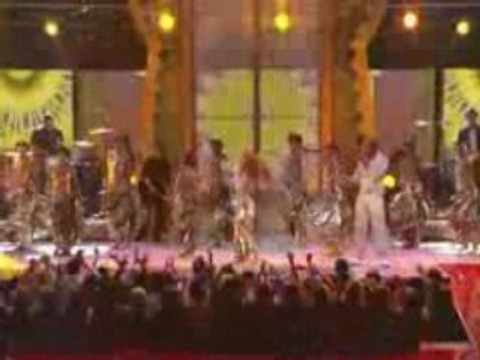 Hips_Don_t_Lie_Live_at_grammy