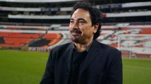 Hugo Sánchez es captado con su esposa en CDMX