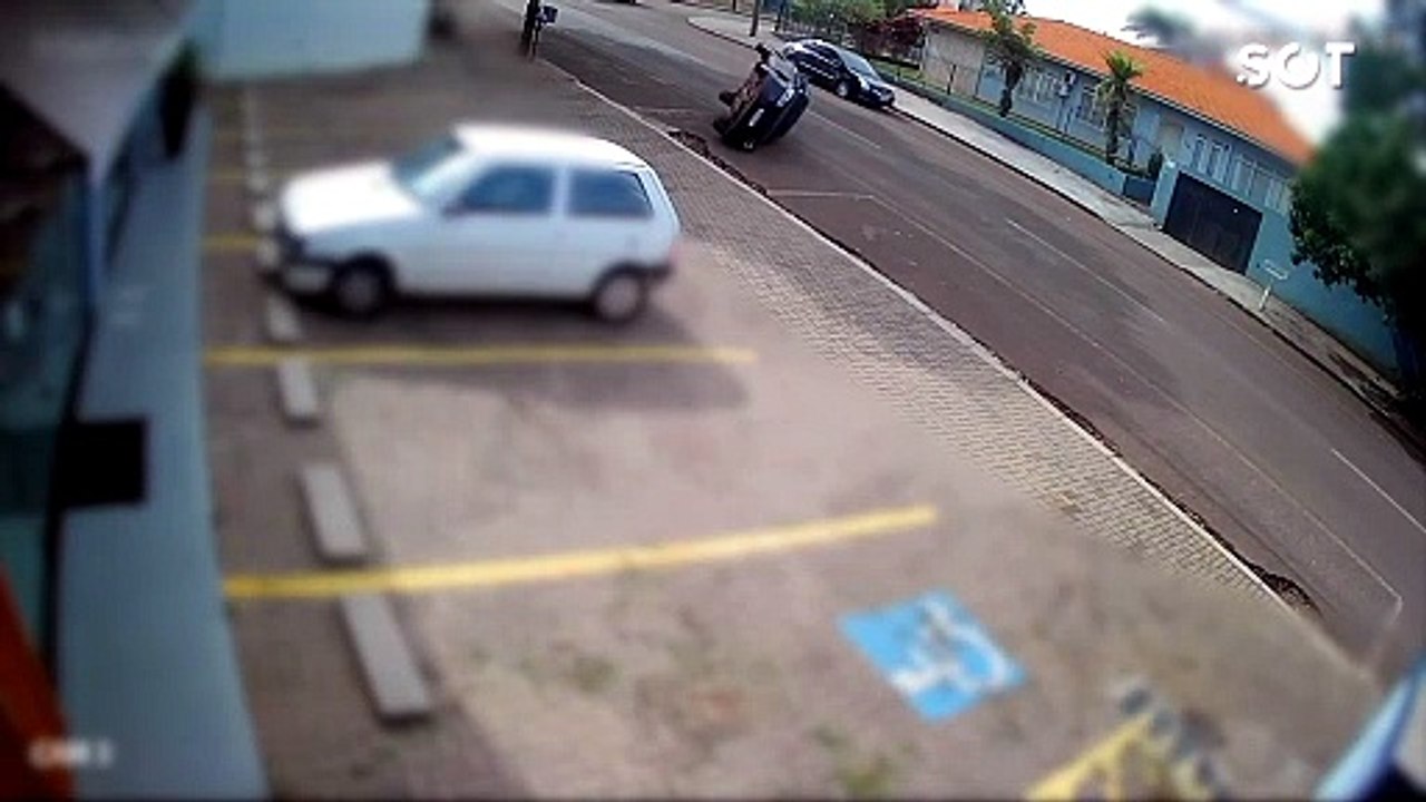 Mulher fica ferida após colisão entre carros no Bairro Neva, em Cascavel