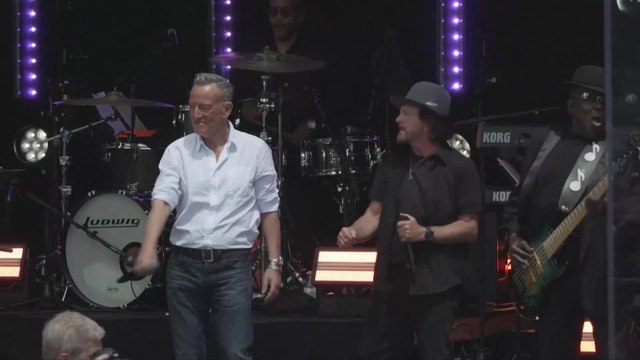 Obama, Biden, Bush and Clinton Create Viral Moment at Chicago Celebration