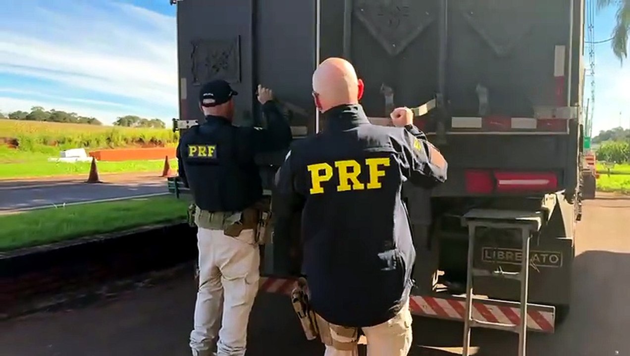 PRF prende caminhoneiro sob efeito de rebite com carga de quase 2 toneladas de maconha
