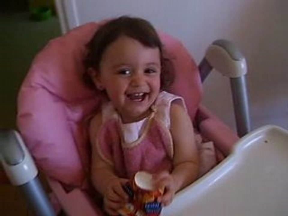 Angélina éclate de rire