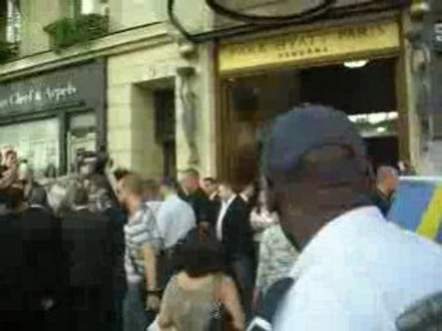 ⁣Tokio Hotel devant l'hôtel à Paris
