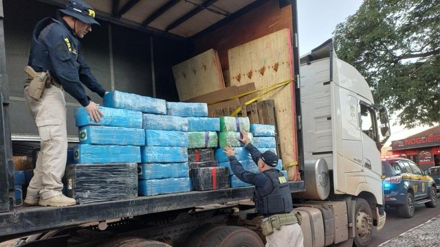 Motorista admite uso de rebite e acaba preso com quase 2 toneladas de maconha em Marechal Cândido Rondon