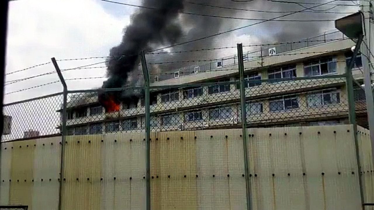 Incêndio em escola primária de Tóquio obriga à retirada de 300 pessoas