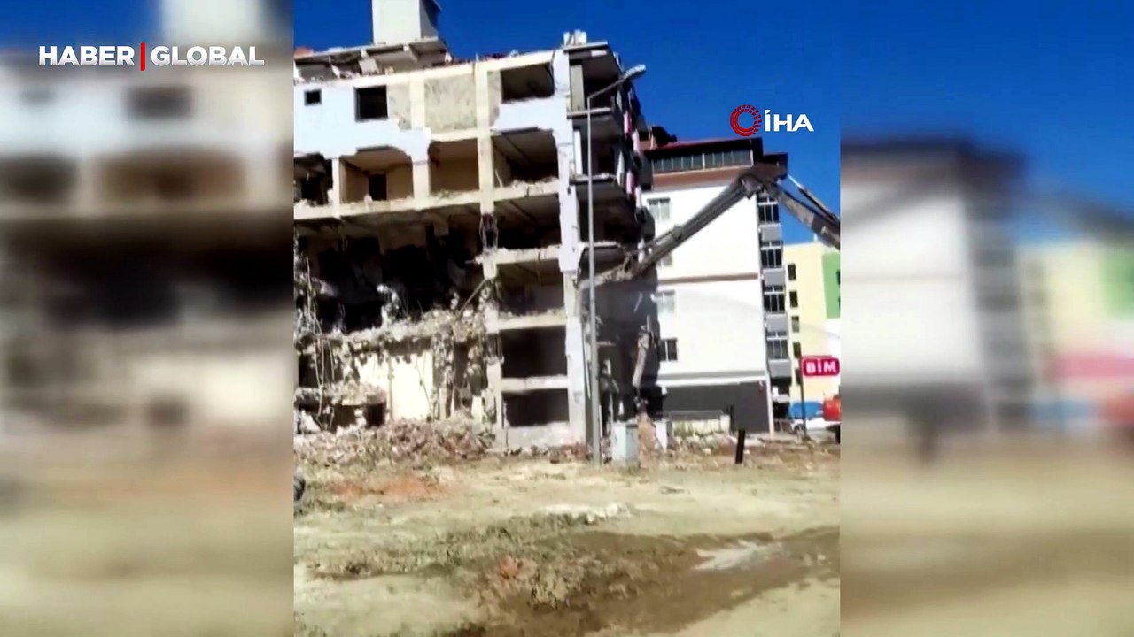 Hatay'da iş makinesinin tek dokunuşu ile yerle bir olan bina kamerada