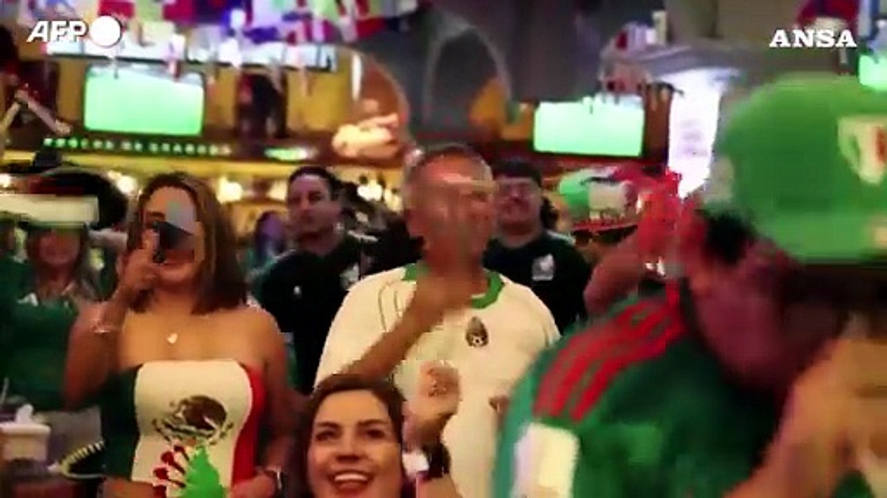 Tifosi del Messico in delirio per la qualifica agli ottavi del Mondiale