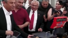 Özgür Özel Denizli semt pazarında çilek sattı