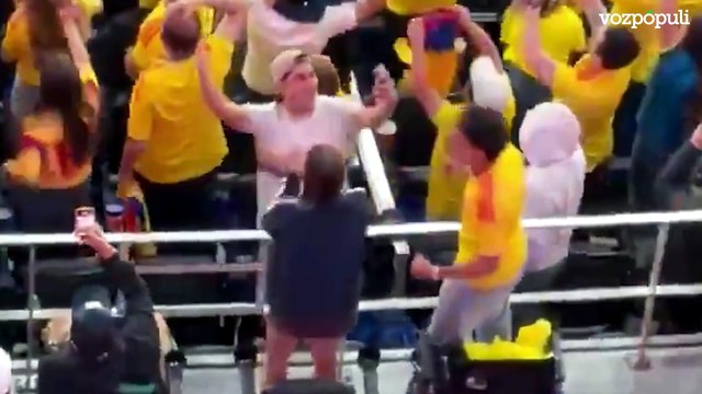 El milagro del fútbol: aficionados colombianos en silla de ruedas se levantan y saltan celebrando un gol