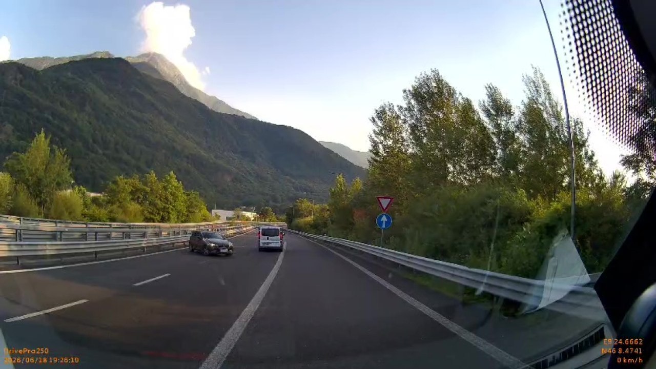 Colico, imbocca la statale contromano: automobilista salvato da un'ambulanza a sirene spiegate