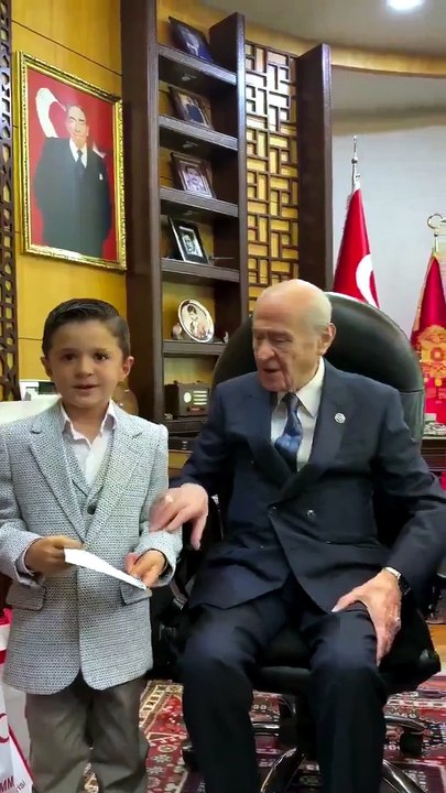 İlkokul öğrencisi Devlet Bahçeli'ye yazdığı şiiri okuduktan sonra uludu!